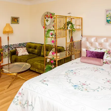 The Magic Of - La Boheme With Parking Apartment